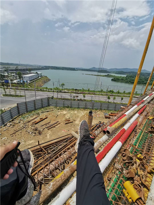 麻江县作业中发生设备损坏或人员意外，责任怎么划分？